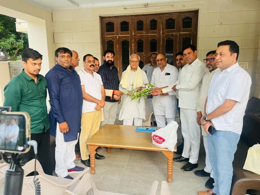 पूर्व मंत्री महेन्द्र प्रताप सिंह से आशीर्वाद लेते जिला कांग्रेस अध्यक्ष बलजीत कौशिक