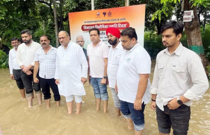 फरीदाबाद जलभराव पर विरोध जताते कांग्रेस जिलाध्यक्ष बलजीत कौशिक