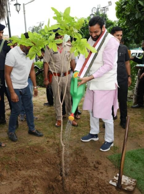 मुख्यमंत्री नायब सिंह सैनी फरीदाबाद में पौधारोपण करते हुए