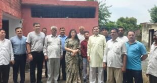 फरीदाबाद में ई-भूमि योजना जागरूकता शिविर में जानकारी देते अधिकारी