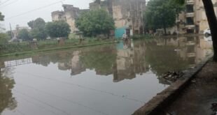 आशियाना फ्लैट में जलभराव के बीच परेशान लोग