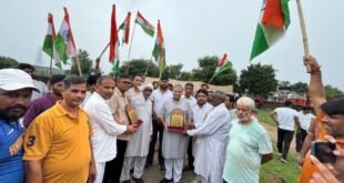 फरीदाबाद में विजय प्रताप सिंह क्रिकेट टूर्नामेंट में खिलाड़ियों को सम्मानित करते हुए