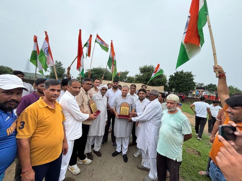 फरीदाबाद में विजय प्रताप सिंह क्रिकेट टूर्नामेंट में खिलाड़ियों को सम्मानित करते हुए