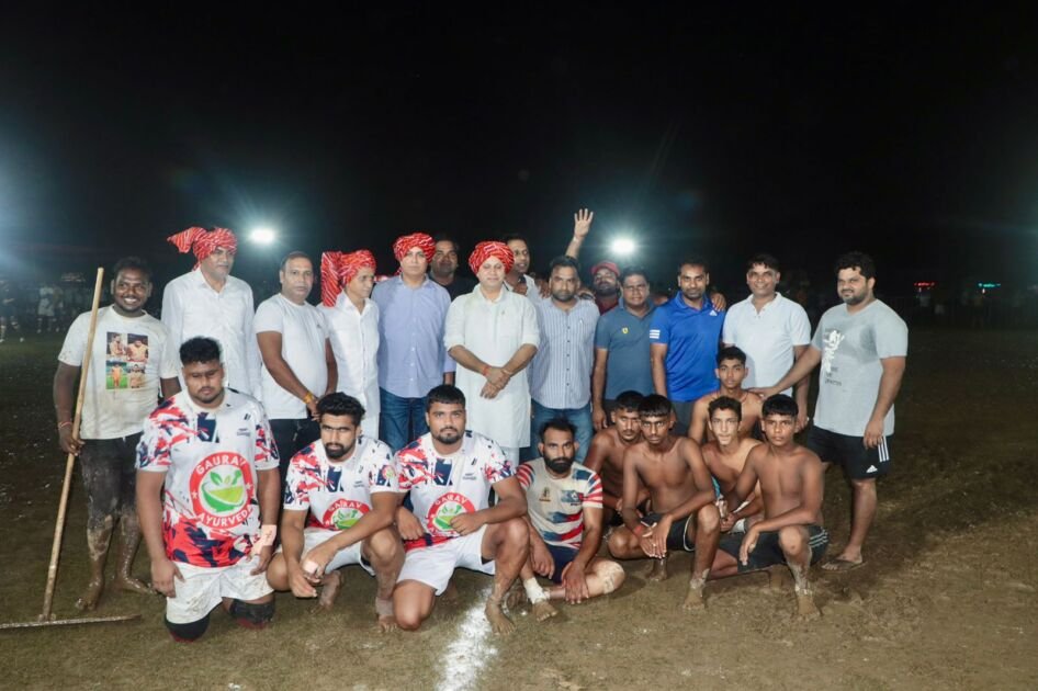 पाली गांव कबड्डी प्रतियोगिता में खिलाड़ियों को सम्मानित करते विजय प्रताप सिंह