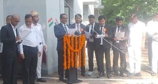 देवरिया न्यायालय में ध्वजारोहण करते हुए राम मिलन सिंह