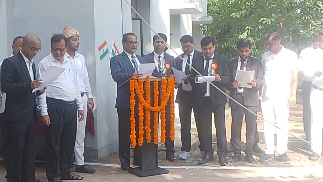 देवरिया न्यायालय में ध्वजारोहण करते हुए राम मिलन सिंह