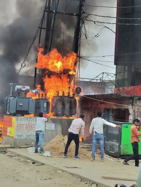 अयोध्या में ट्रांसफार्मर में लगी भीषण आग पर काबू पाती फायर ब्रिगेड