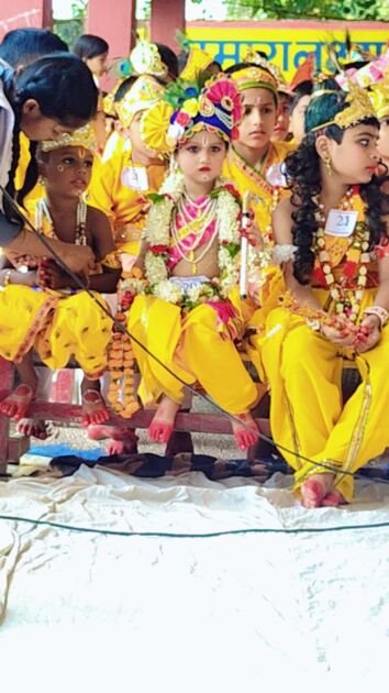 बलिया नागा जी सरस्वती विद्या मंदिर में श्रीकृष्ण रूप सज्जा प्रतियोगिता