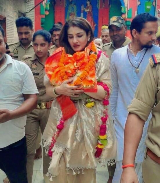रामलला के दर्शन करतीं फिल्म अभिनेत्री रवीना टंडन अयोध्या में