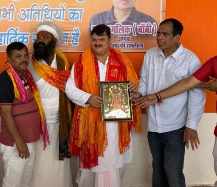 अयोध्या की रामलीला 2025 भूमि पूजन करते मेयर गिरीश त्रिपाठी