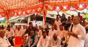 विजय प्रताप अनंगपुर पंचायत में बोलते हुए