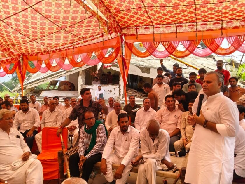 विजय प्रताप अनंगपुर पंचायत में बोलते हुए