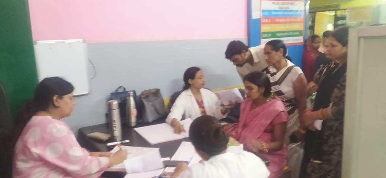 बीकापुर सीएचसी में प्रधानमंत्री मातृत्व दिवस स्वास्थ्य शिविर में गर्भवती महिलाओं की जांच करते डॉक्टर