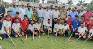 बलिया में राष्ट्रीय खेल दिवस पर नीरज शेखर और जिलाधिकारी ने दीप प्रज्वलित कर कार्यक्रम का शुभारंभ किया