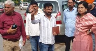फरीदाबाद वार्ड 36 में निरीक्षण करतीं एडिशनल कमिश्नर सलोनी शर्मा
