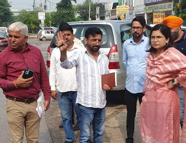 फरीदाबाद वार्ड 36 में निरीक्षण करतीं एडिशनल कमिश्नर सलोनी शर्मा