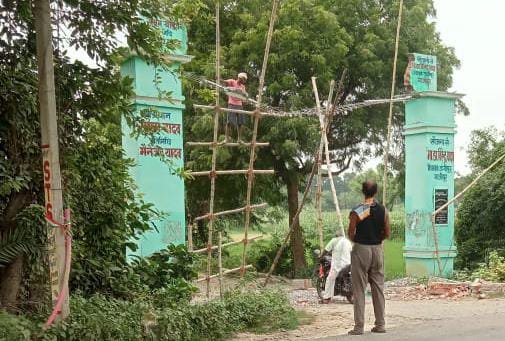 गाजीपुर में सरायपीर मुहम्मद बाबा की मजार का जर्जर गेट तोड़कर नए निर्माण की शुरुआत