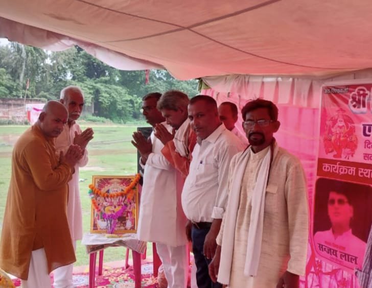सलेमपुर /देवरिया - सृष्टि के प्रथम शिल्पकार थे भगवान विश्वकर्मा बापू इंटर कॉलेज के मैदान में हुआ जबावी बिरहा मुकाबला का आयोजन 1 IMG 20250917 WA0008