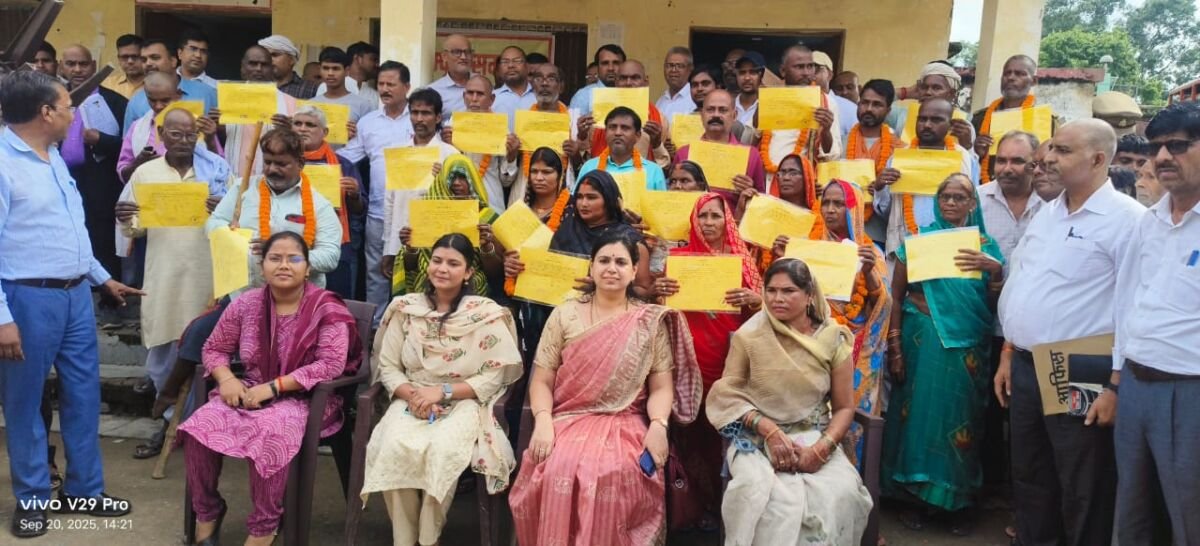 देवरिया - तहसील दिवस सलेमपुर: दलितों को मिला आवासीय पट्टा, ग्राम प्रधान संगीता देवी और जयराम प्रसाद के प्रयास रंग लाए 1 IMG 20250920 WA0021