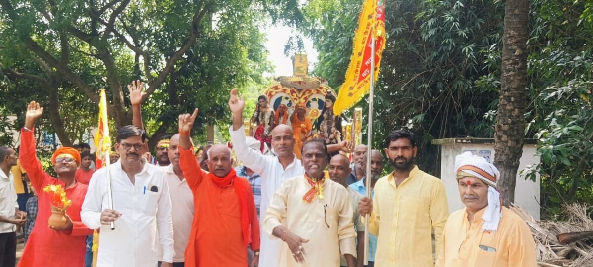 सलेमपुर /देवरिया - गाजे बाजे, दिव्य झांकी के साथ निकली भागवत महायज्ञ के लिए कलश यात्रा मिश्रौली से निकलकर नदावर घाट पर भागवत कथा के लिए भरा गया कलश 1 IMG 20250922 WA0005