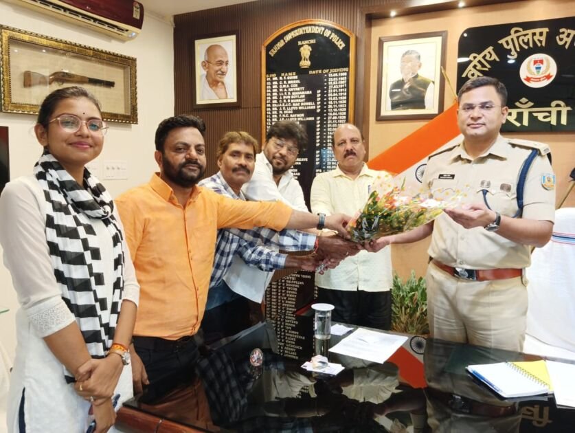 रांची, झारखण्ड-इंडियन जर्नलिस्ट एसोसिएशन ने रांची के नवनियुक्त एसएसपी राकेश रंजन का किया अभिनंदन 1 IMG 20250924 WA0001