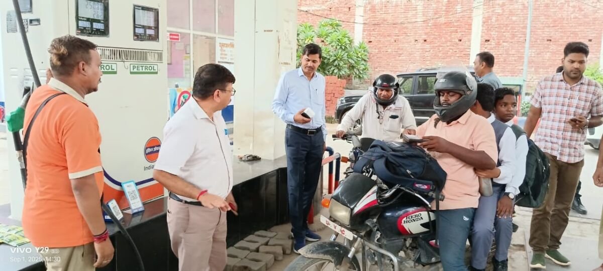 मीरजापुर में नो हेलमेट नो फ्यूल अभियान की शुरुआत