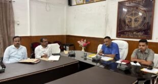 मीरजापुर जिलाधिकारी ने अवैध शराब बिक्री पर की सख्त कार्यवाही की चेतावनी