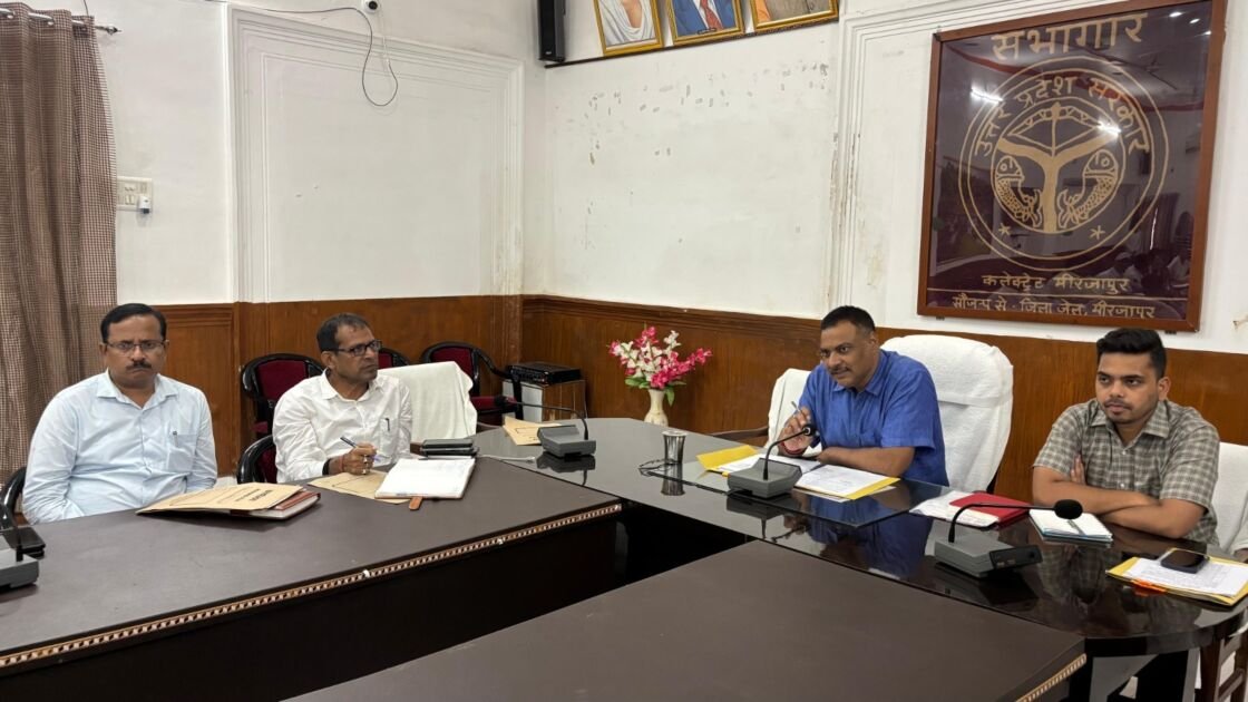 मीरजापुर जिलाधिकारी ने अवैध शराब बिक्री पर की सख्त कार्यवाही की चेतावनी