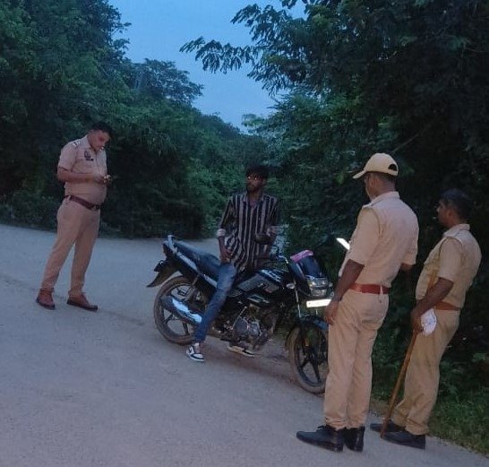 गाजीपुर पुलिस द्वारा बाजार और चौराहों पर सघन जांच अभियान
