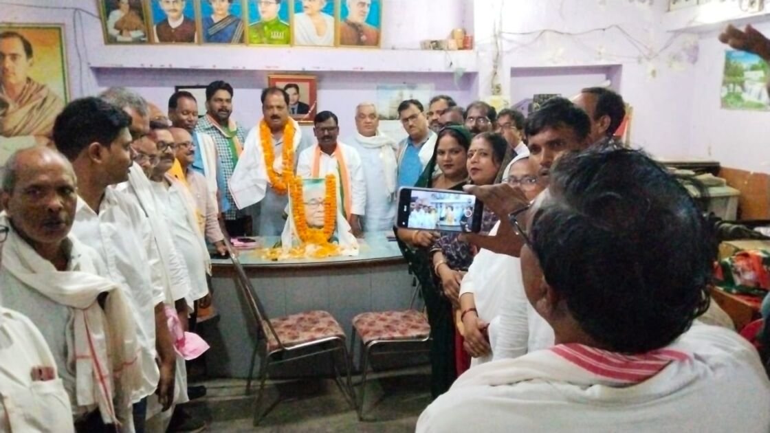 गाजीपुर में कांग्रेस की मासिक समीक्षा बैठक और पं. कमलापति त्रिपाठी की जयंती समारोह