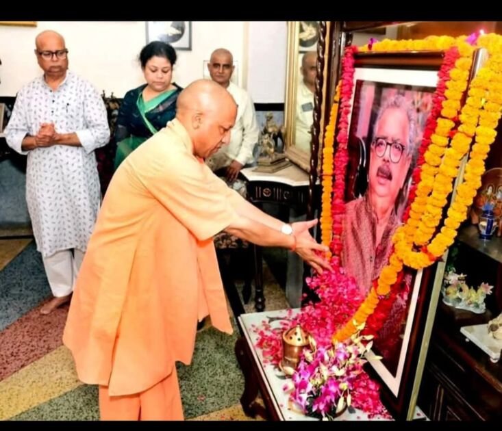मुख्यमंत्री योगी आदित्यनाथ अयोध्या राजपरिवार के मुखिया स्व. विमलेंद्र मोहन प्रताप मिश्र को श्रद्धांजलि देते हुए