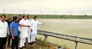 फरीदाबाद में बाढ़ प्रभावित क्षेत्रों का दौरा करते सुमित गौड़ व नितिन सिंगला