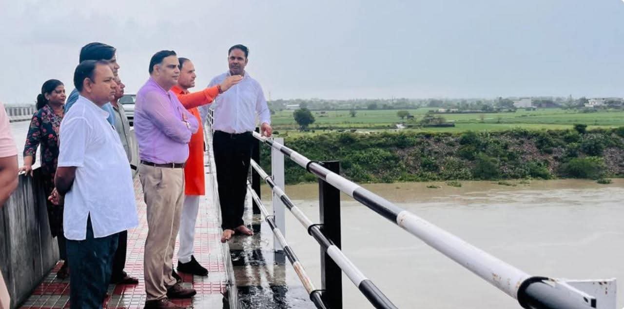 फरीदाबाद में आपदा प्रबंधन को लेकर दौरा करते भाजपा नेता पंकज पूजन रामपाल