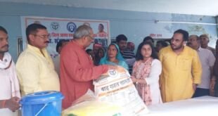गाजीपुर में बाढ़ पीड़ितों से मुलाकात करते मंत्री संजय निषाद