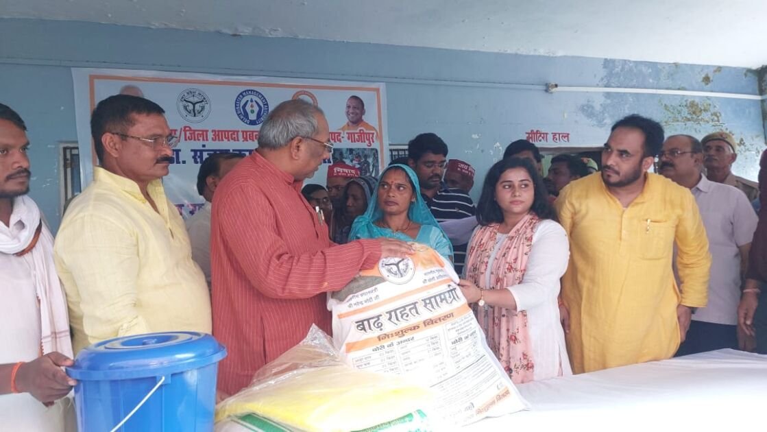 गाजीपुर में बाढ़ पीड़ितों से मुलाकात करते मंत्री संजय निषाद