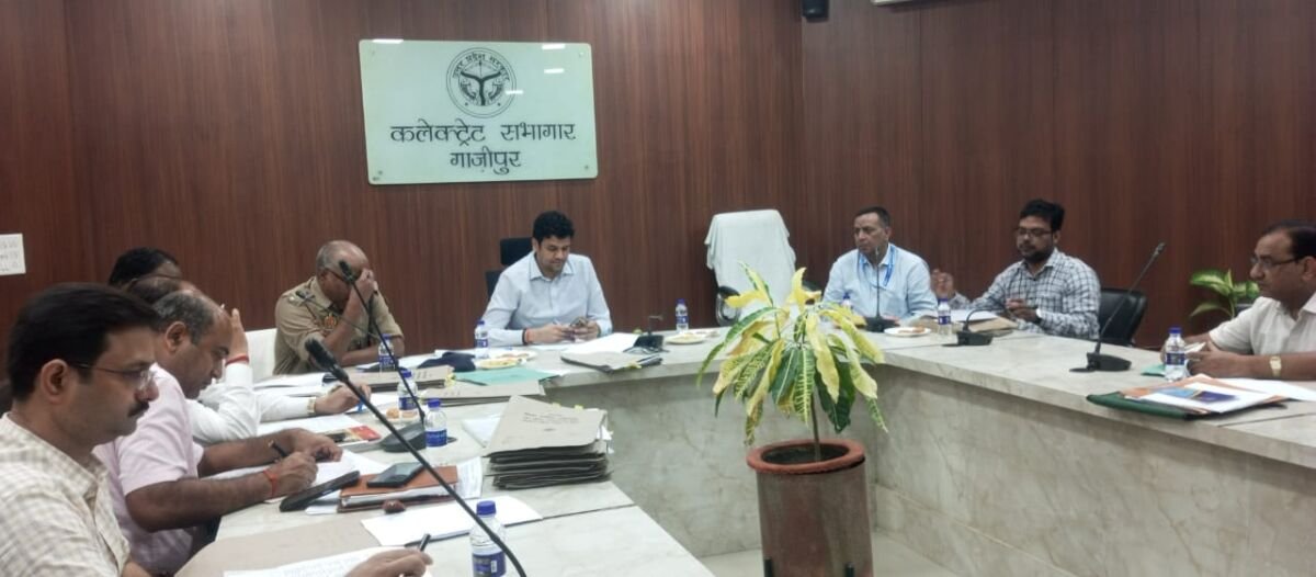 गाजीपुर कलेक्ट्रेट सभागार में रानी लक्ष्मीबाई महिला एवं बाल सम्मान कोष की बैठक