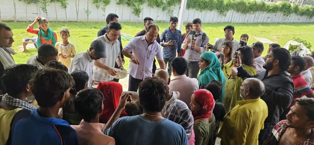 फरीदाबाद में बाढ़ पीड़ितों की मदद करते कांग्रेस प्रवक्ता सुमित गौड़