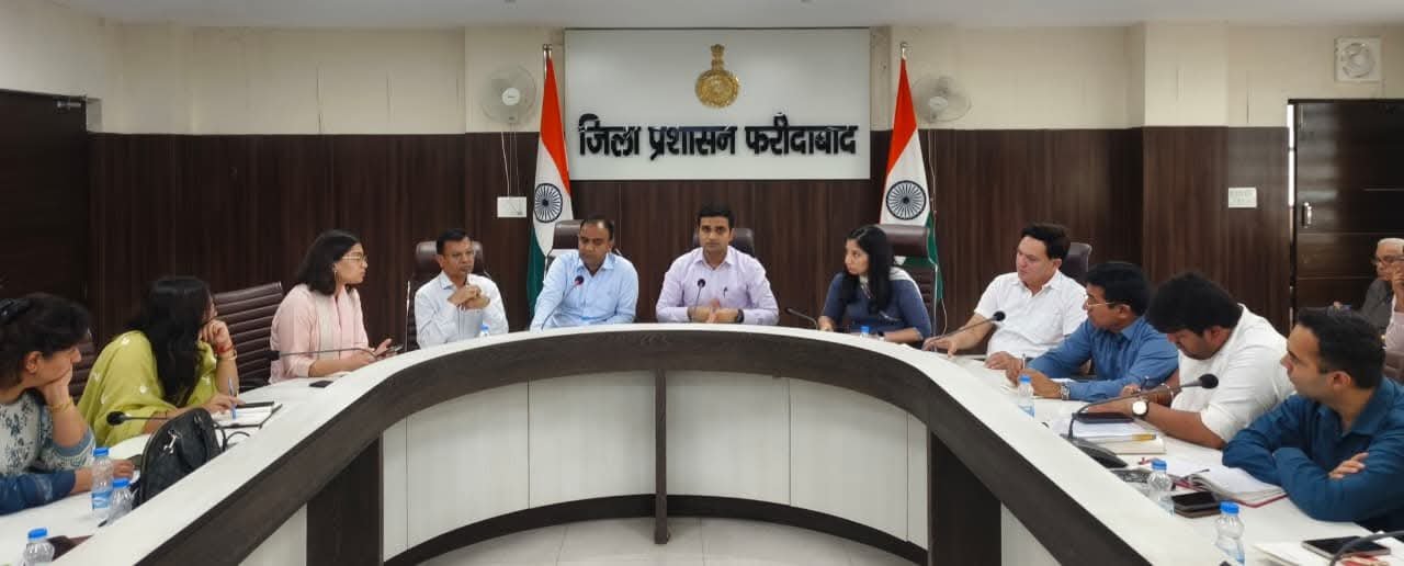 फरीदाबाद में स्वच्छता महा अभियान की बैठक करते अधिकारी