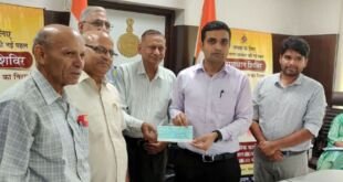 पंजाब बाढ़ पीड़ितों के लिए फरीदाबाद की संस्थाओं ने चेक सौंपते हुए