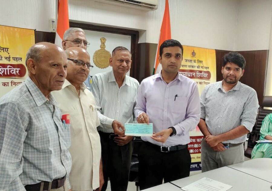 पंजाब बाढ़ पीड़ितों के लिए फरीदाबाद की संस्थाओं ने चेक सौंपते हुए