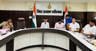 फरीदाबाद में एडीसी सतबीर मान अधिकारियों को निर्देश देते हुए