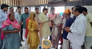 फरीदाबाद में बाढ़ पीड़ितों से मुलाकात करते पूर्व विधायक पं. टेकचंद शर्मा