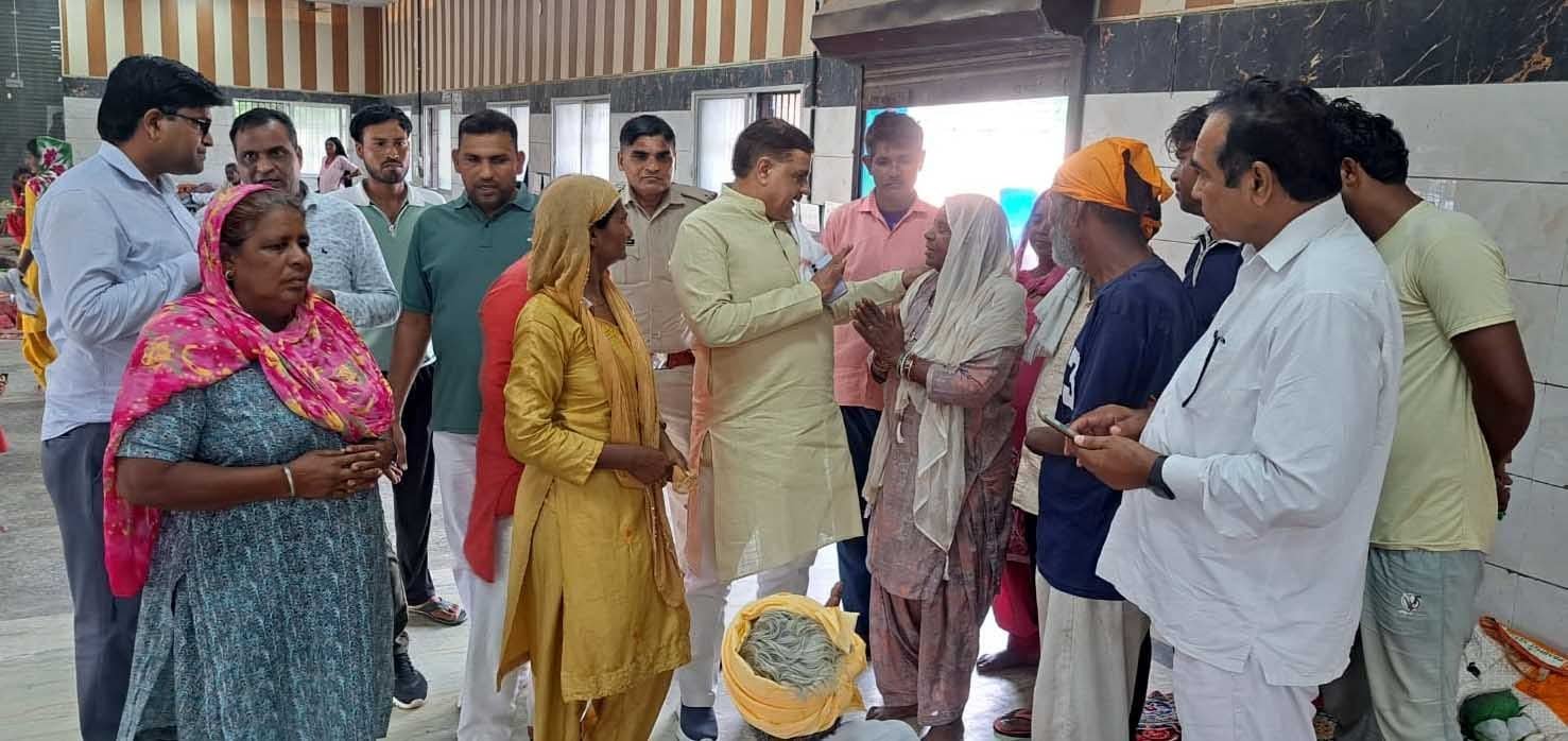 फरीदाबाद में बाढ़ पीड़ितों से मुलाकात करते पूर्व विधायक पं. टेकचंद शर्मा