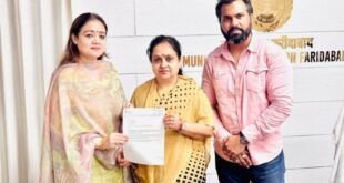 महापौर परवीन बत्रा जोशी को ज्ञापन सौंपते हुए मनोनित पार्षद प्रियंका बिष्ट बुधानी