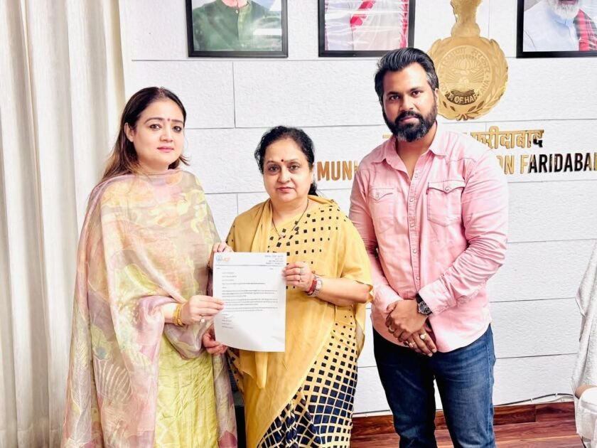 महापौर परवीन बत्रा जोशी को ज्ञापन सौंपते हुए मनोनित पार्षद प्रियंका बिष्ट बुधानी