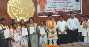 बलिया में नवनियुक्त अनुदेशकों को नियुक्ति पत्र प्रदान करते हुए समारोह