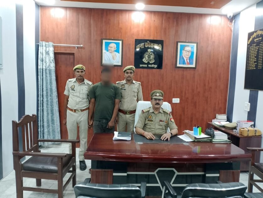 गाजीपुर में PET परीक्षा के दौरान मुन्ना भाई गिरफ्तार