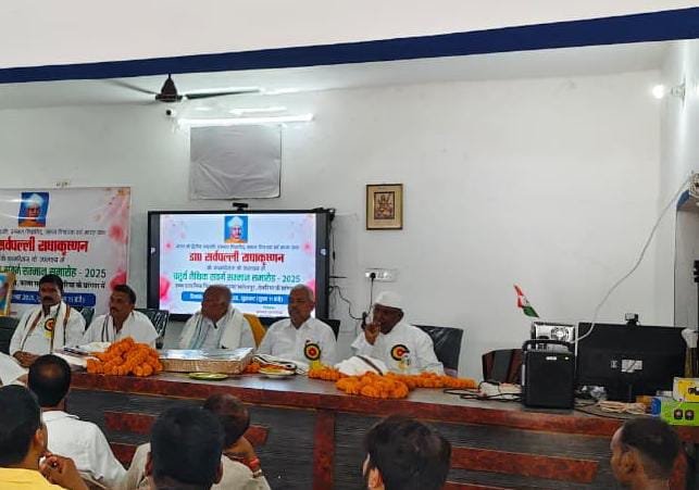 सलेमपुर बीआरसी परिसर में सर्वपल्ली राधाकृष्णन जयंती पर शिक्षकों का सम्मान समारोह