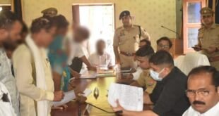 गाजीपुर में सम्पूर्ण समाधान दिवस पर डीएम और एसपी जनता की समस्याएं सुनते हुए