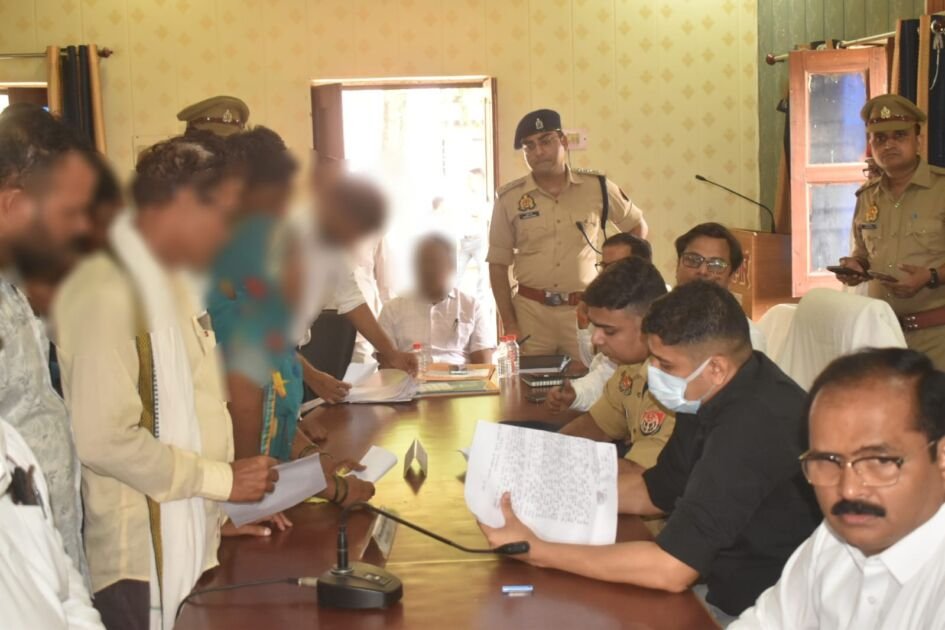 गाजीपुर में सम्पूर्ण समाधान दिवस पर डीएम और एसपी जनता की समस्याएं सुनते हुए